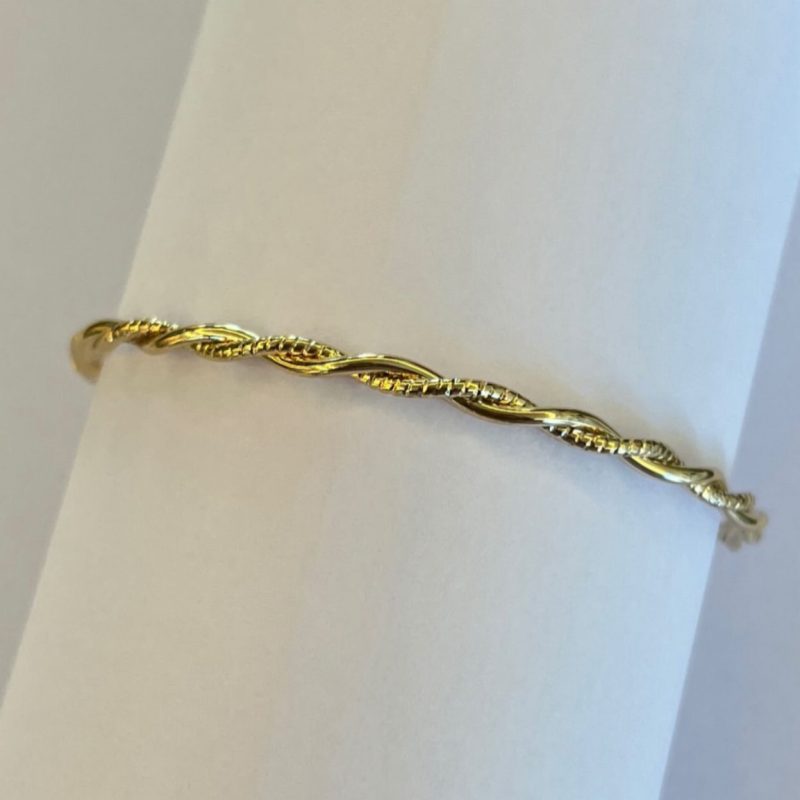 Bracelete Dourado Torcido com Textura Detalhada