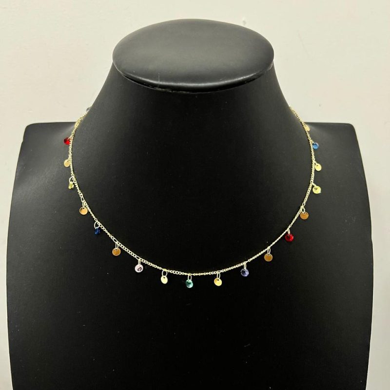 Colar Dourado com Penduricalhos Coloridos